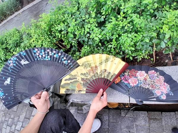 Du khách ngã ngửa, bức xúc vì bị ung thư ví khi đi bộ ở Hồ Gươm-3