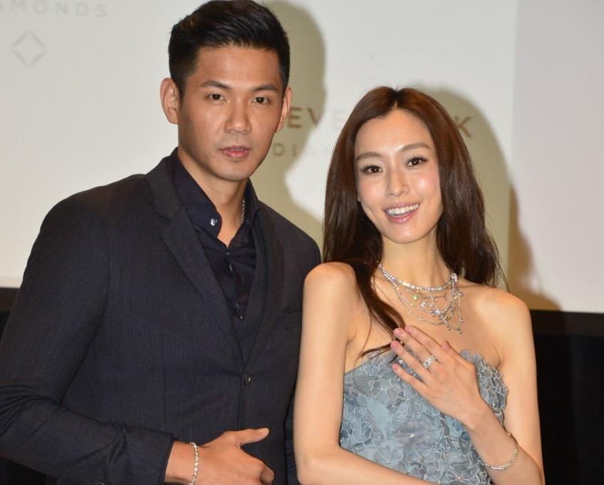 Bênh vực chồng trong vụ gạ tình đồng nghiệp, nữ ca sĩ bị khán giả quay lưng-2