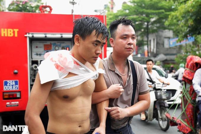 Kiệt sức sau khi chữa cháy, chiến sỹ cứu hỏa được người dân giúp đỡ-3