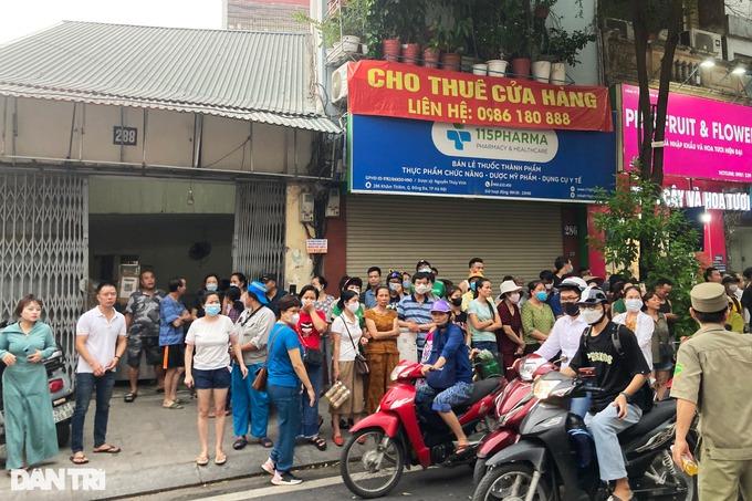 Kiệt sức sau khi chữa cháy, chiến sỹ cứu hỏa được người dân giúp đỡ-4