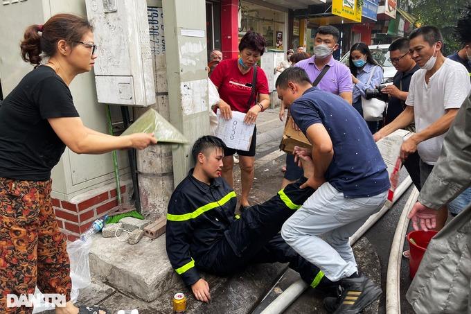 Kiệt sức sau khi chữa cháy, chiến sỹ cứu hỏa được người dân giúp đỡ-5