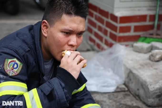 Kiệt sức sau khi chữa cháy, chiến sỹ cứu hỏa được người dân giúp đỡ-6