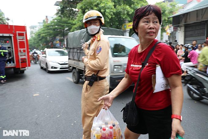 Kiệt sức sau khi chữa cháy, chiến sỹ cứu hỏa được người dân giúp đỡ-7