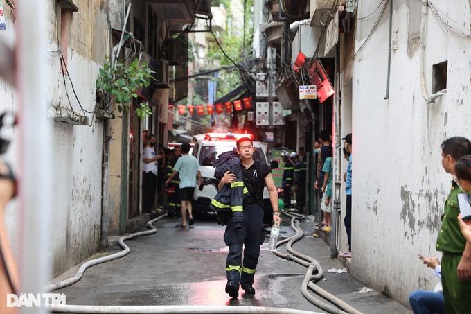 Kiệt sức sau khi chữa cháy, chiến sỹ cứu hỏa được người dân giúp đỡ-8
