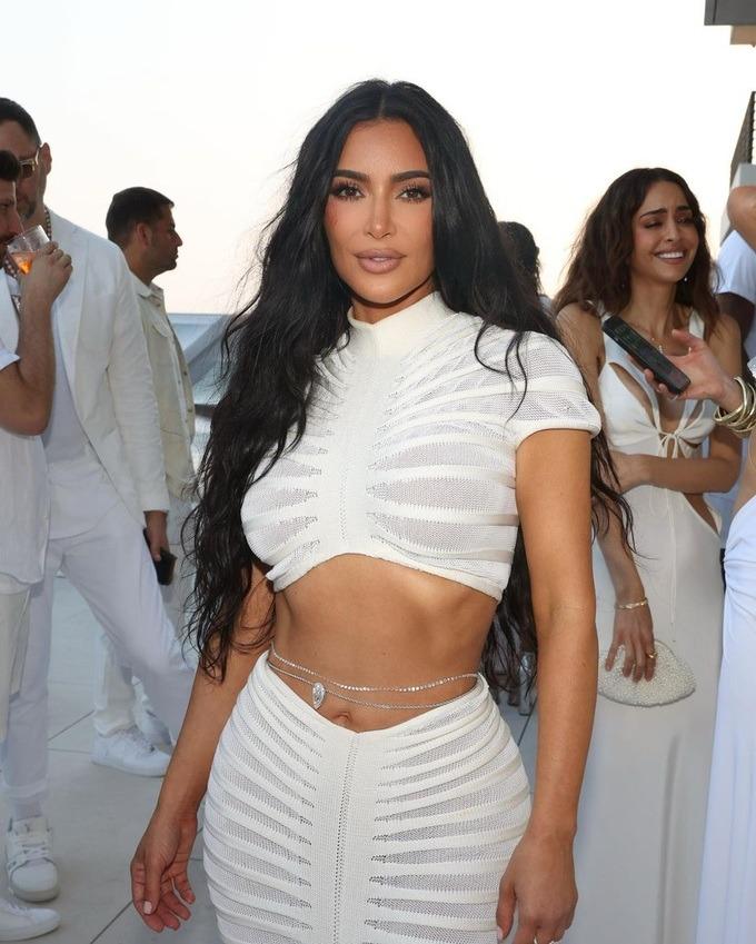Kim Kardashian đeo dây eo gắn viên kim cương 2 triệu USD-1