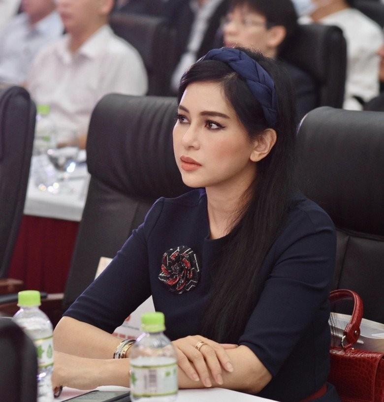 Bà hoàng hàng hiệu Việt, U60 diện đầm xuyên thấu, phong thái chuẩn giới thượng lưu-8