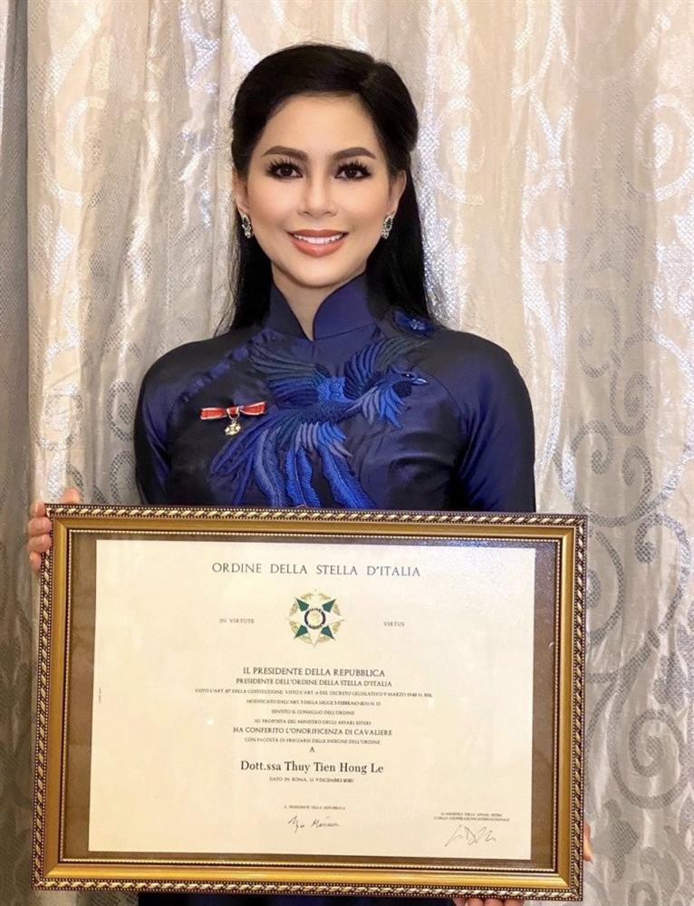 Bà hoàng hàng hiệu Việt, U60 diện đầm xuyên thấu, phong thái chuẩn giới thượng lưu-6