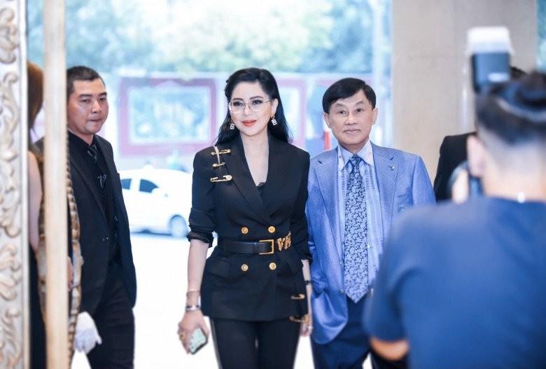 Bà hoàng hàng hiệu Việt, U60 diện đầm xuyên thấu, phong thái chuẩn giới thượng lưu-5