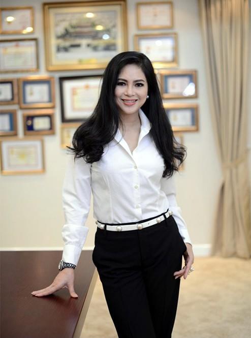 Bà hoàng hàng hiệu Việt, U60 diện đầm xuyên thấu, phong thái chuẩn giới thượng lưu-9