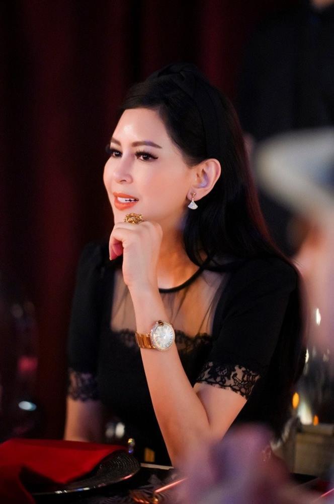 Bà hoàng hàng hiệu Việt, U60 diện đầm xuyên thấu, phong thái chuẩn giới thượng lưu-1