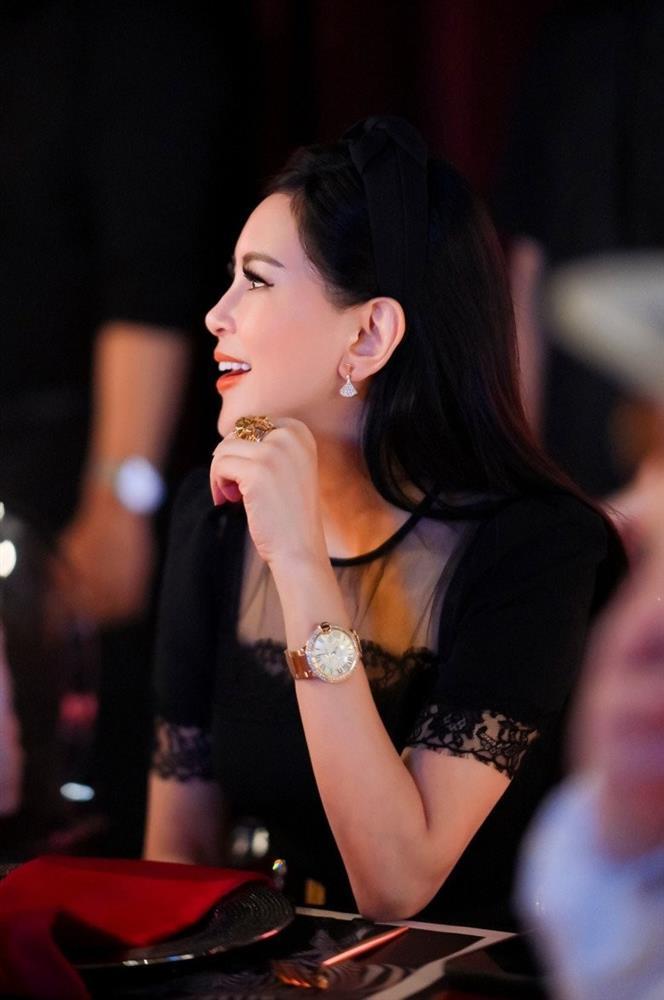 Bà hoàng hàng hiệu Việt, U60 diện đầm xuyên thấu, phong thái chuẩn giới thượng lưu-3