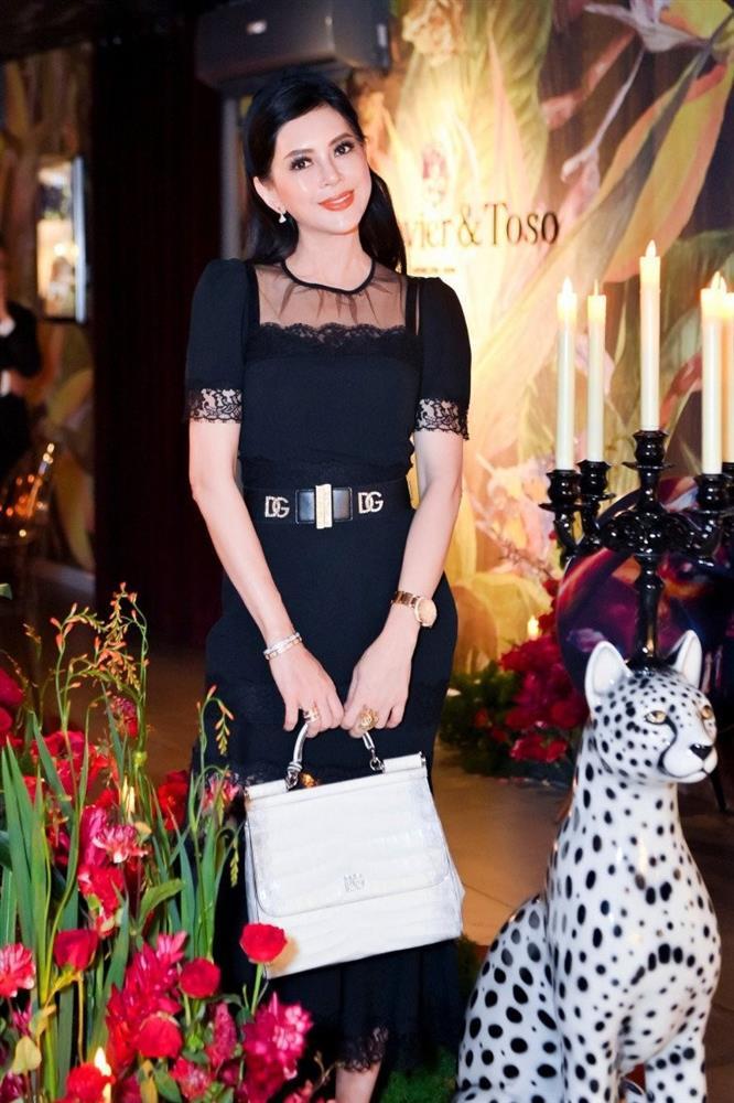 Bà hoàng hàng hiệu Việt, U60 diện đầm xuyên thấu, phong thái chuẩn giới thượng lưu-2