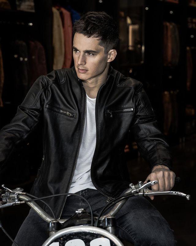 Thầy giáo dạy Toán đẹp trai nhất thế giới giờ ra sao sau 8 năm?-6