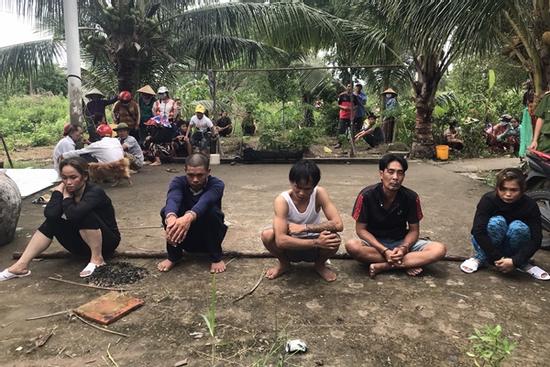 5 người trong gia đình rủ nhau đi cướp lúc nửa đêm