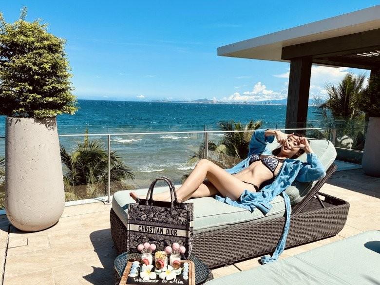 Jennifer Phạm làm mẹ 4 con vẫn giữ dáng không mỡ thừa, em gái Mỹ cũng chẳng thua kém với đáy thắt lưng ong-1