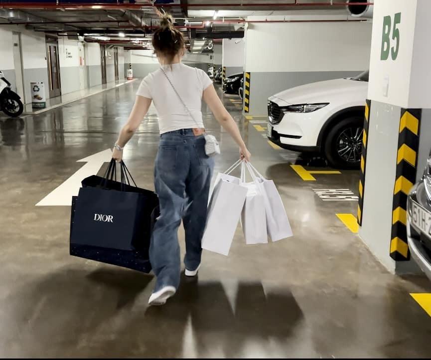 Làm vợ bố già trăm tỷ, gái Việt lai Hàn từng bị ép dùng đồ hiệu giờ tuyên bố shopping thấy đẹp là mua-6