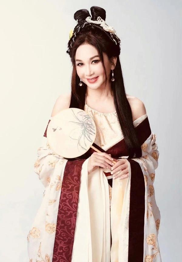 Ôn Bích Hà: U60 trẻ đẹp ngỡ ngàng, sở hữu cuộc sống giàu có đáng ngưỡng mộ-2