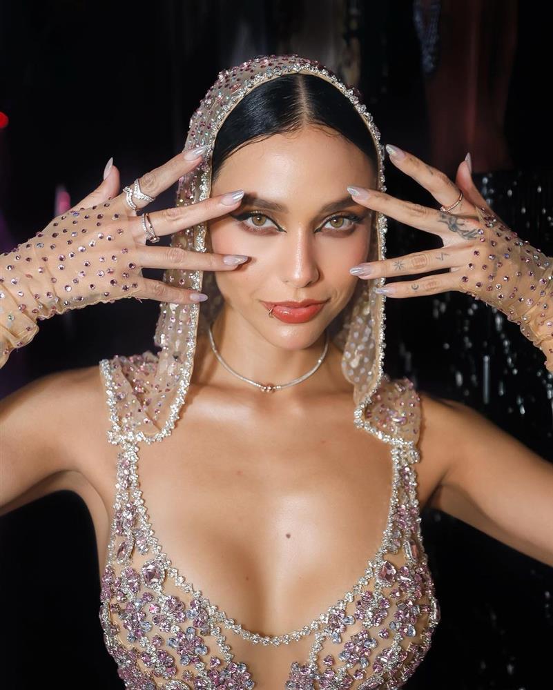 Á hậu Hoàn vũ gây tranh cãi vì mặc xuyên thấu, catwalk uốn éo-1