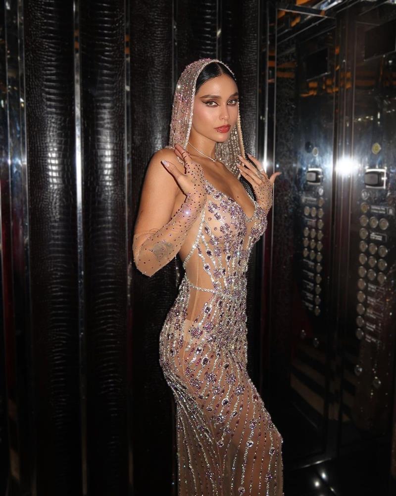 Á hậu Hoàn vũ gây tranh cãi vì mặc xuyên thấu, catwalk uốn éo-4