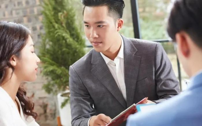 Đi họp lớp, chồng vô tư ôm ấp bạn gái cũ trước mặt vợ-1