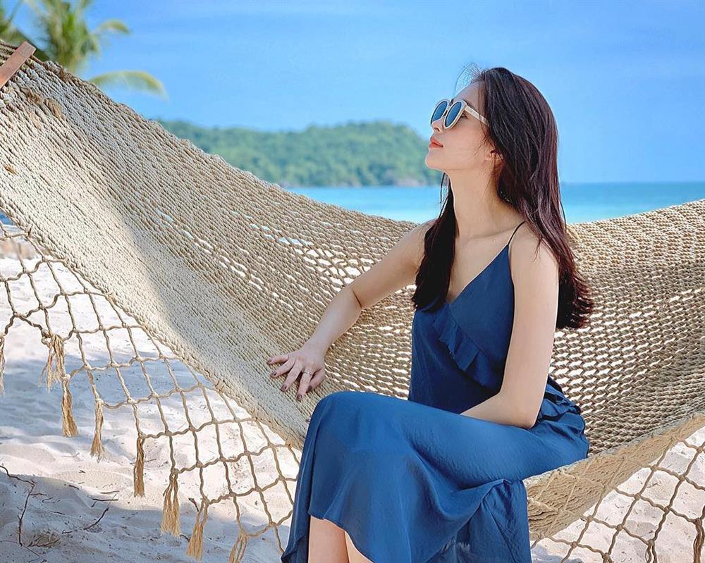 Đặng Thu Thảo đi biển không khoe body vẫn gây trầm trồ-4