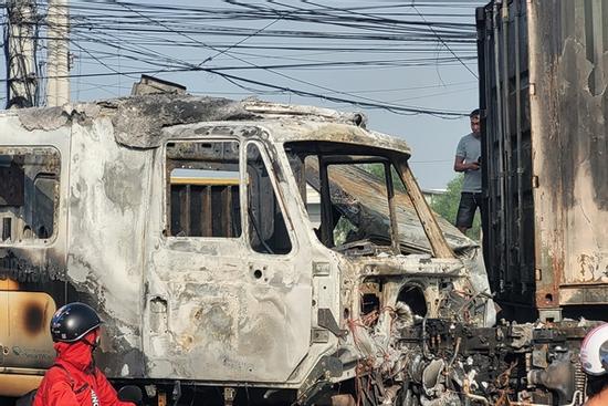 Va chạm giữa giao lộ ở Bình Dương, 2 xe container bốc cháy