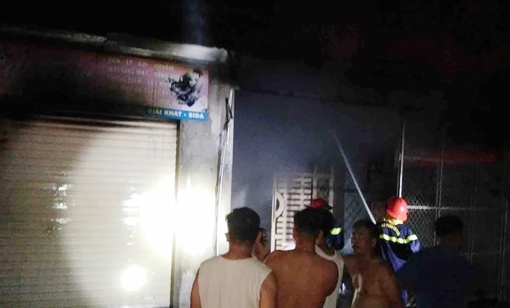 Cháy nhà dân, ô tô bị thiêu rụi, 1 người bỏng nặng-1