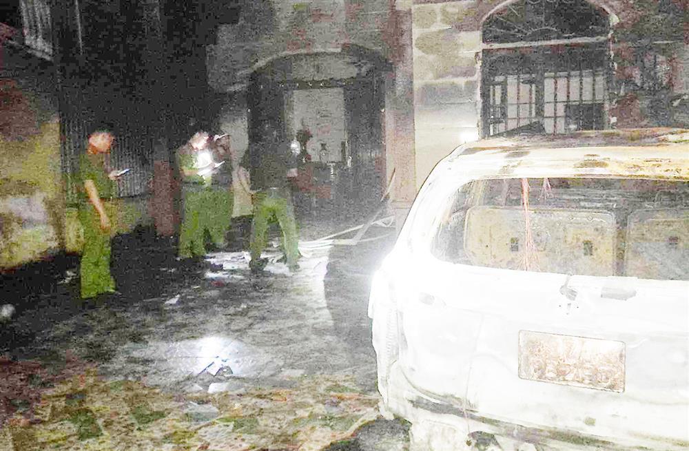 Cháy nhà dân, ô tô bị thiêu rụi, 1 người bỏng nặng-2