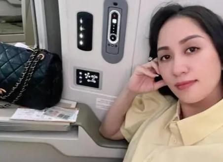 Phan Hiển chán vì Khánh Thi đi vé hạng thương gia, còn mình chỉ được đi hạng thường-1