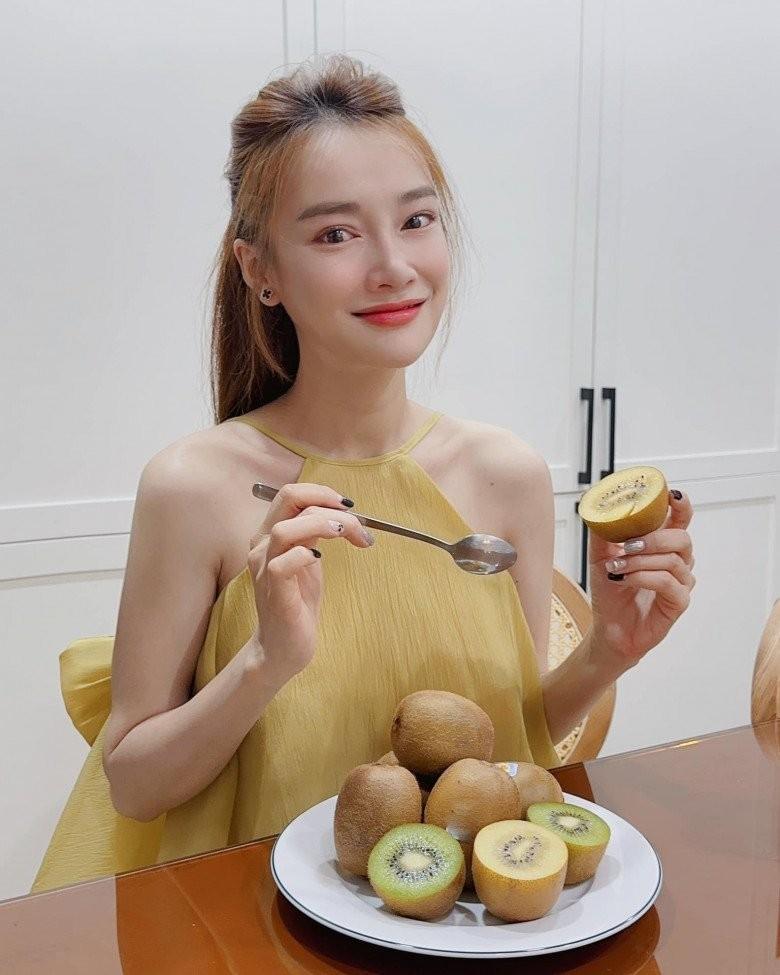 Không dám tin Nhã Phương mang bầu hơn 3 tháng, mặc quần có như không khoe chân búp bê bé xíu-8