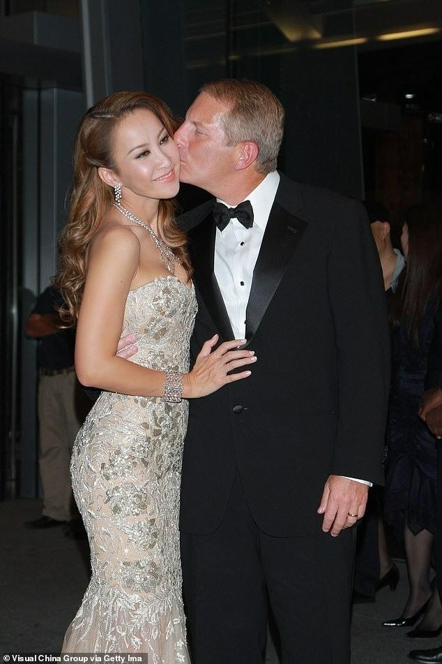 Chồng của ca sĩ Coco Lee bị bóc là đại gia ảo-1