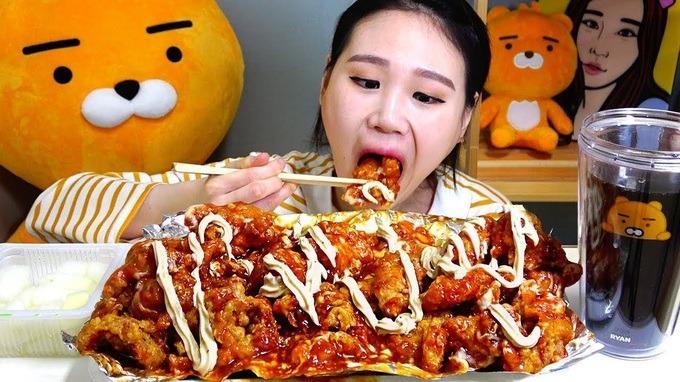 Vì sao các ngôi sao mukbang trên mạng ăn mãi không béo?-1