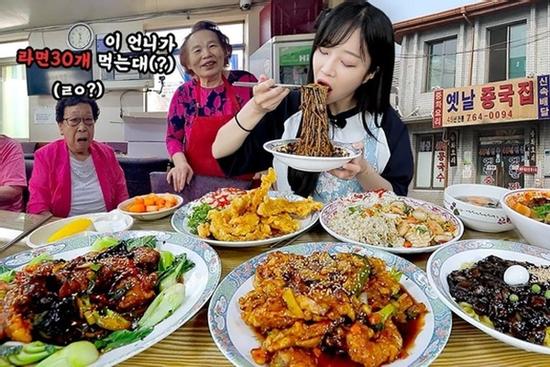 Vì sao các ngôi sao mukbang trên mạng ăn mãi không béo?