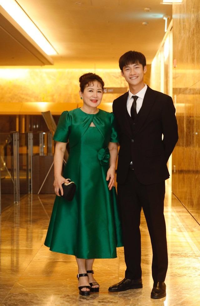 Tuấn Tú bị mẹ vợ khinh rẻ trong phim mới đóng cùng Hương Giang-5