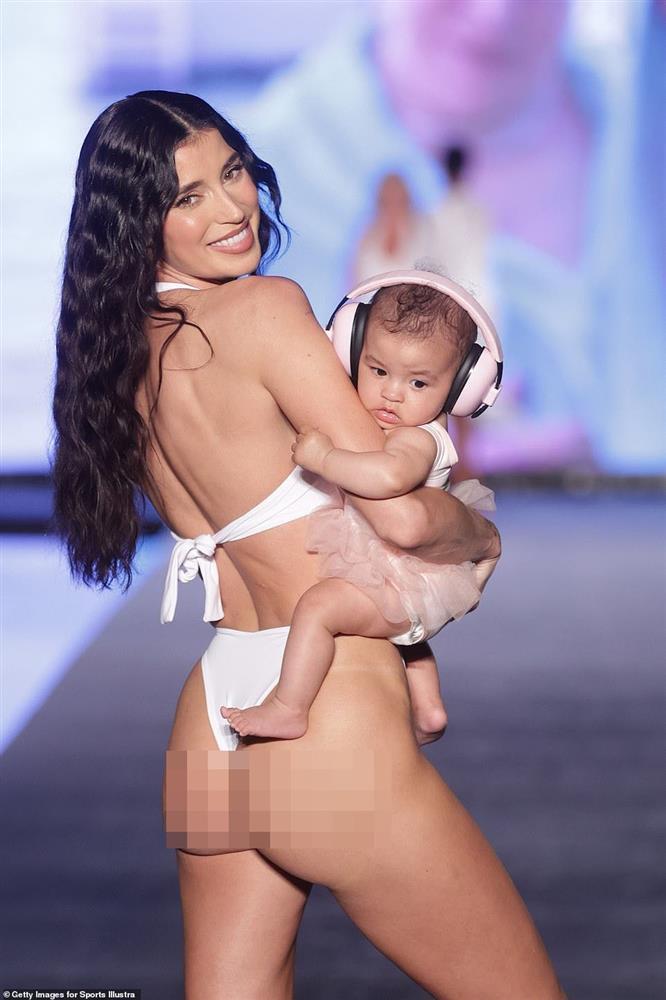 Mỹ nhân bế con gái mới sinh trình diễn ở show áo tắm hot nhất hành tinh-2