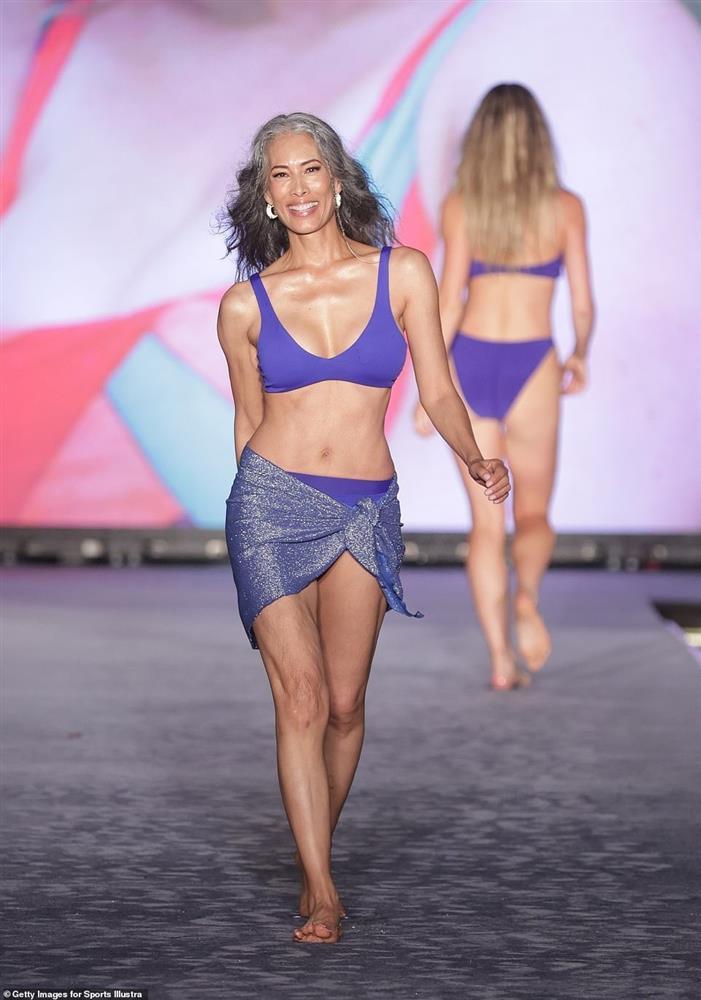 Mỹ nhân bế con gái mới sinh trình diễn ở show áo tắm hot nhất hành tinh-11