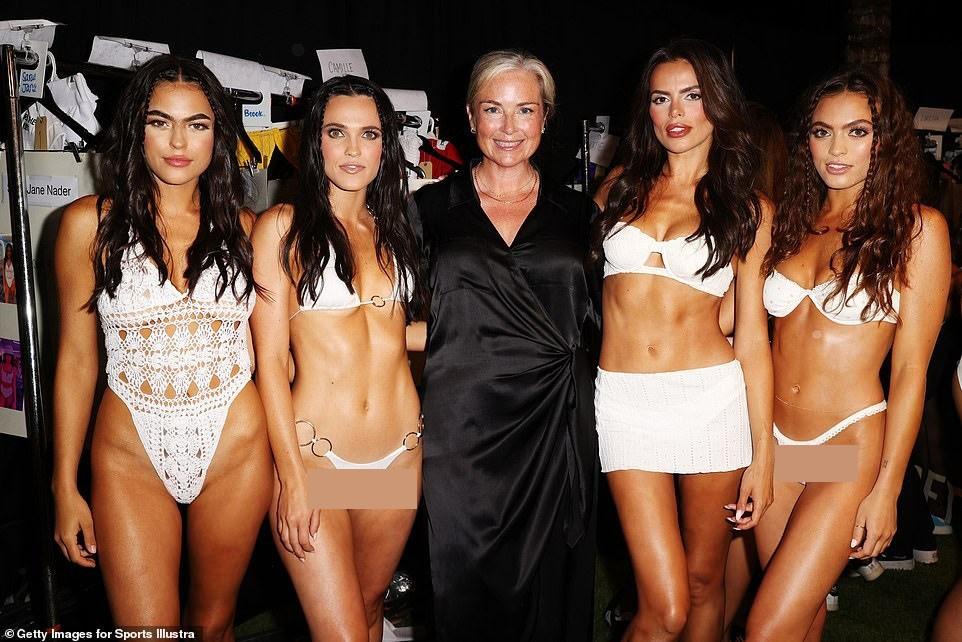 Mỹ nhân bế con gái mới sinh trình diễn ở show áo tắm hot nhất hành tinh-16