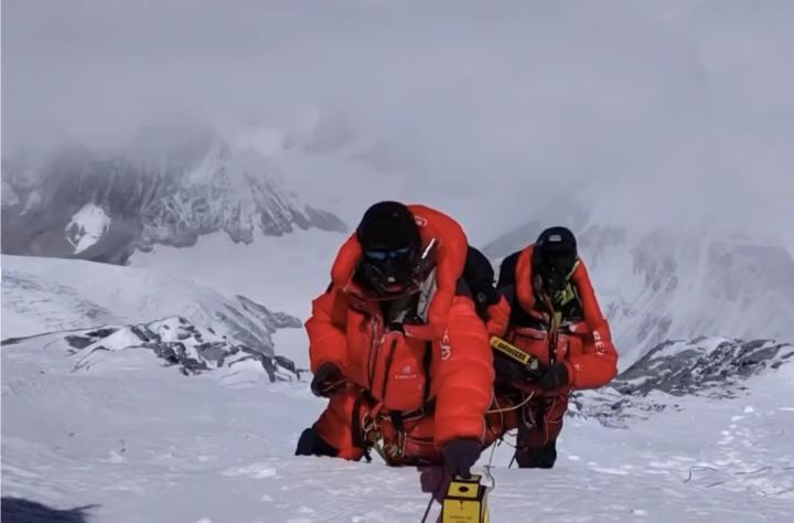Độ sâu thực sự của lớp tuyết dày trên đỉnh Everest là bao nhiêu?-1
