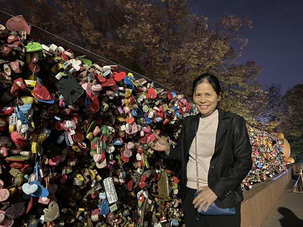 Mẹ ruột phú bà phim Đừng nói khi yêu: Diễn viên đoàn ca múa Bắc Thái, tuổi xế chiều chăm cháu-5