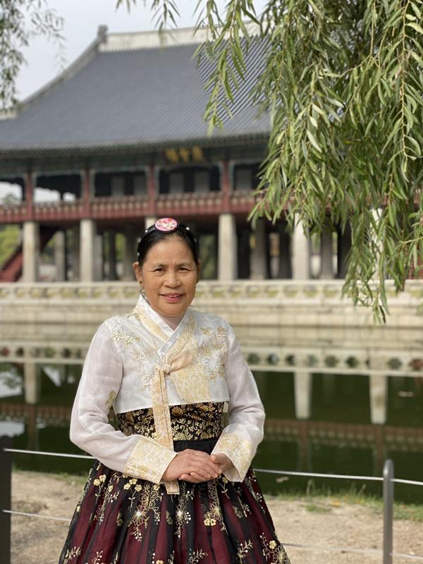 Mẹ ruột phú bà phim Đừng nói khi yêu: Diễn viên đoàn ca múa Bắc Thái, tuổi xế chiều chăm cháu-6