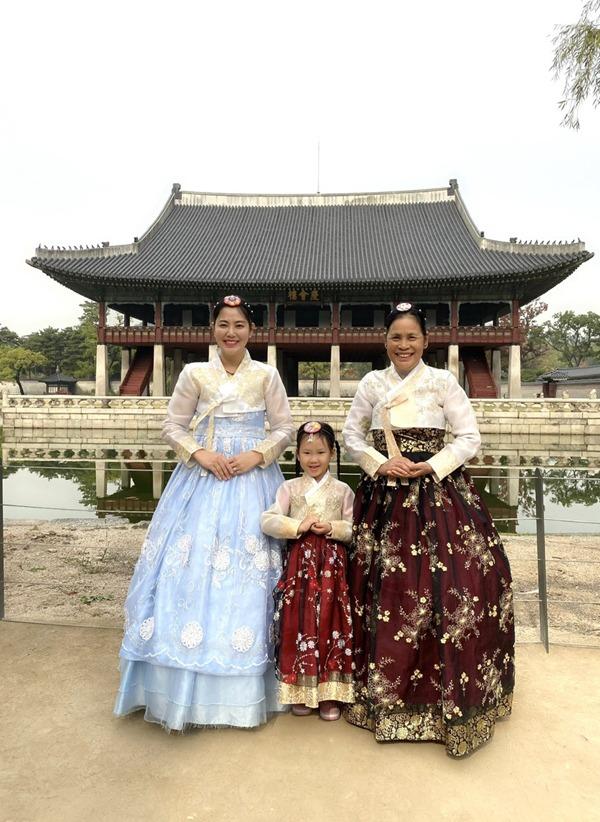 Mẹ ruột phú bà phim Đừng nói khi yêu: Diễn viên đoàn ca múa Bắc Thái, tuổi xế chiều chăm cháu-8