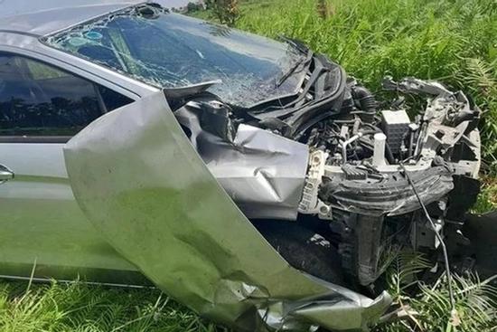 Ô tô va chạm tàu hỏa, 5 người thương vong