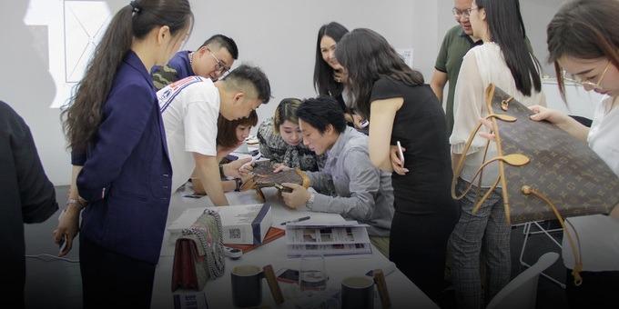 Bí kíp phát hiện đồ giả giống như thật của cô gái kiểm chứng hàng hiệu-6