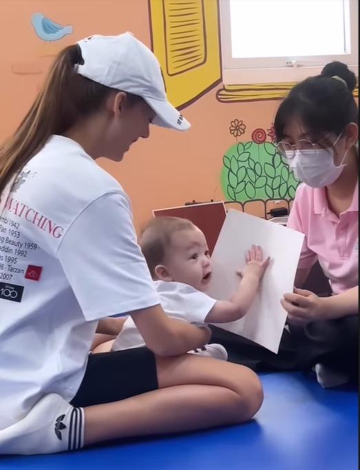 Vợ mẫu Tây của Bùi Tiến Dũng mặt mộc ở nhà chăm con vẫn xinh hết nấc-3