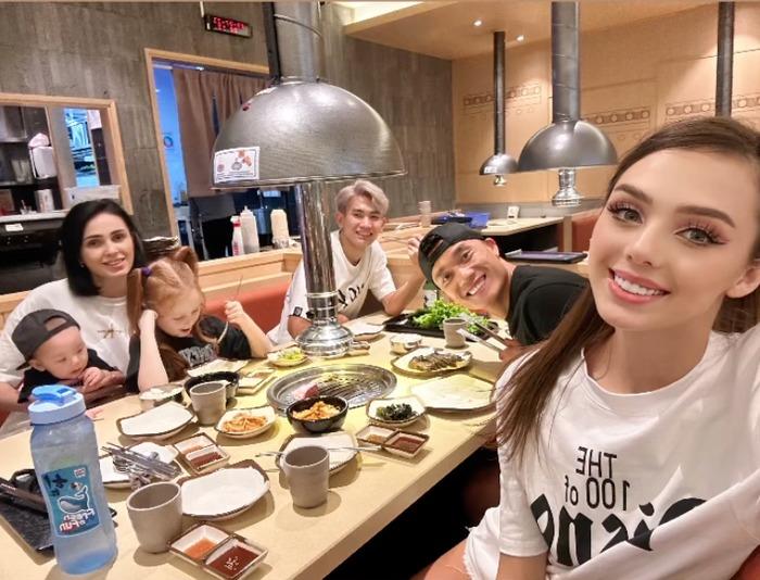 Vợ mẫu Tây của Bùi Tiến Dũng mặt mộc ở nhà chăm con vẫn xinh hết nấc-5