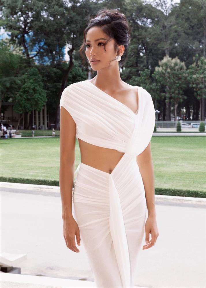 Lương Thuỳ Linh kiêu sa như nữ hoàng, Hhen Niê da nâu nhìn lâu càng đẹp-2