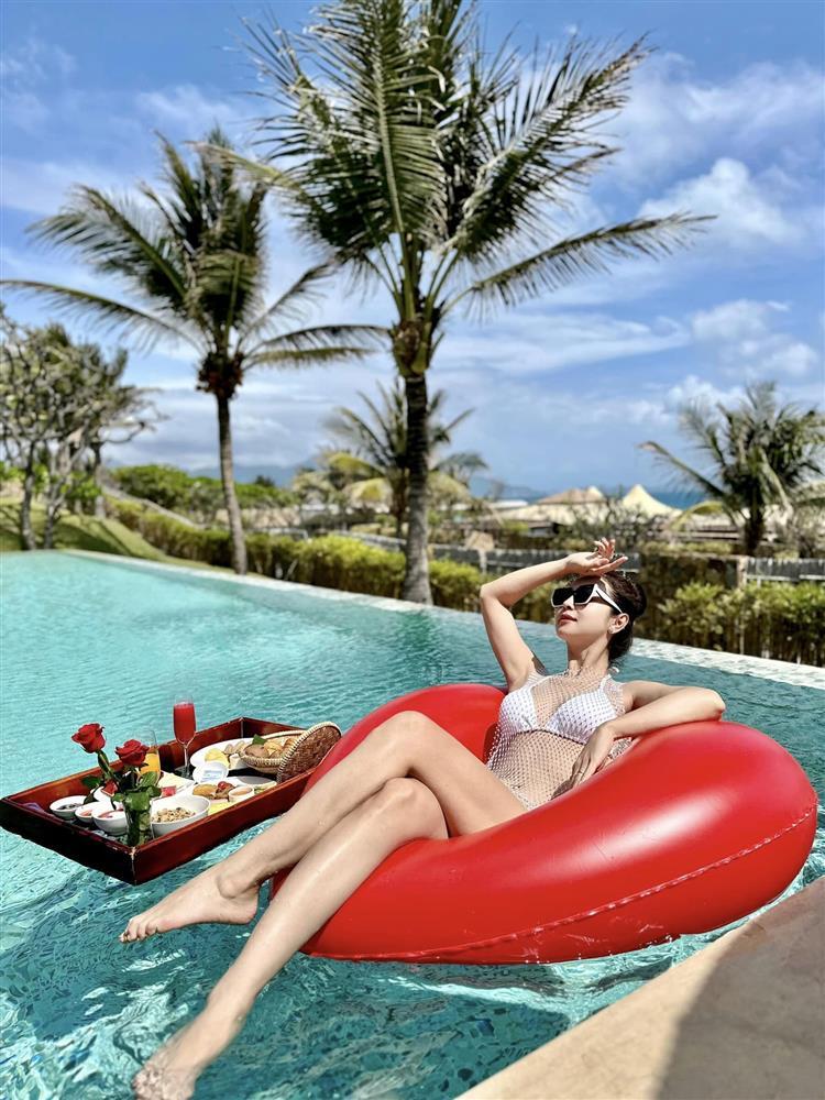 Loạt maxi đi biển gợi cảm chừng mực của Jennifer Phạm-5