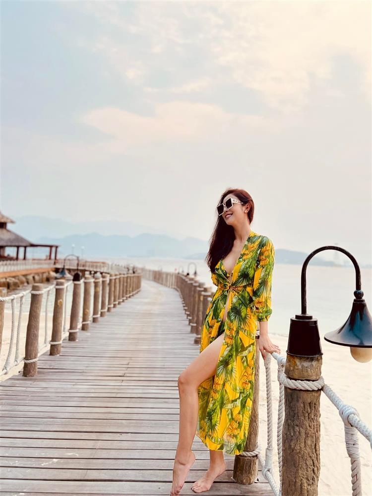 Loạt maxi đi biển gợi cảm chừng mực của Jennifer Phạm-8