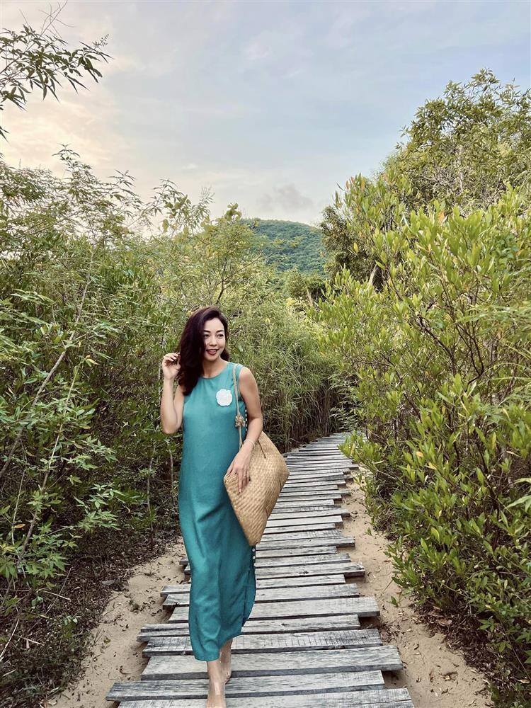 Loạt maxi đi biển gợi cảm chừng mực của Jennifer Phạm-11