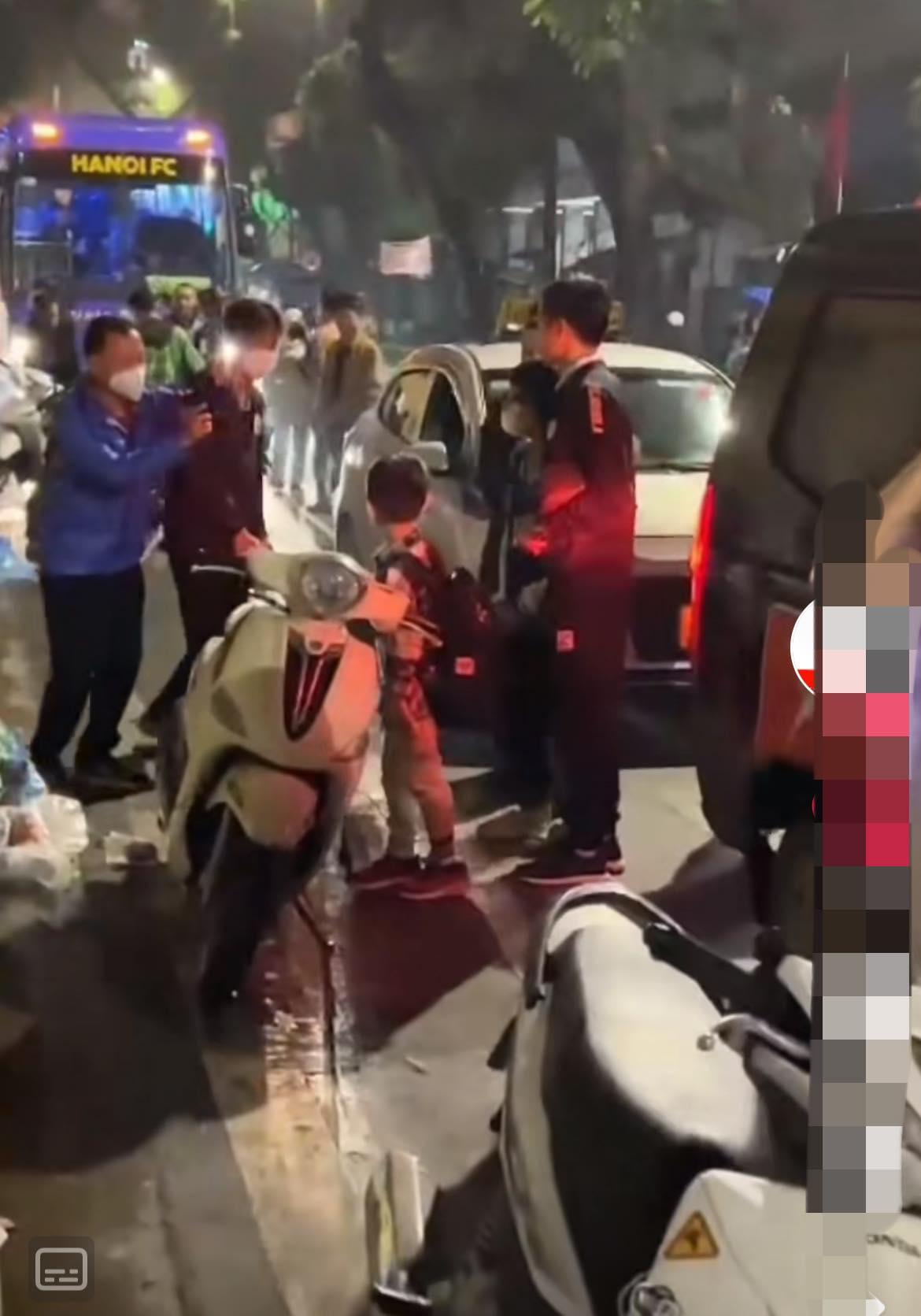 Quang Hải, Văn Hậu đi làm bằng xế hộp bạc tỷ, bất ngờ với lựa chọn của Đặng Văn Lâm-3